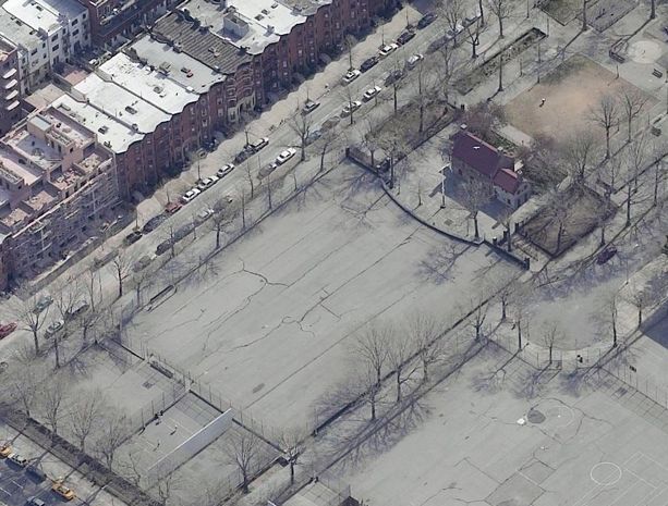 J.J. Byrne Park: J.J. Byrne Park - Old Stone House - 3 TO 4 STS et  4 TO 5 AVES